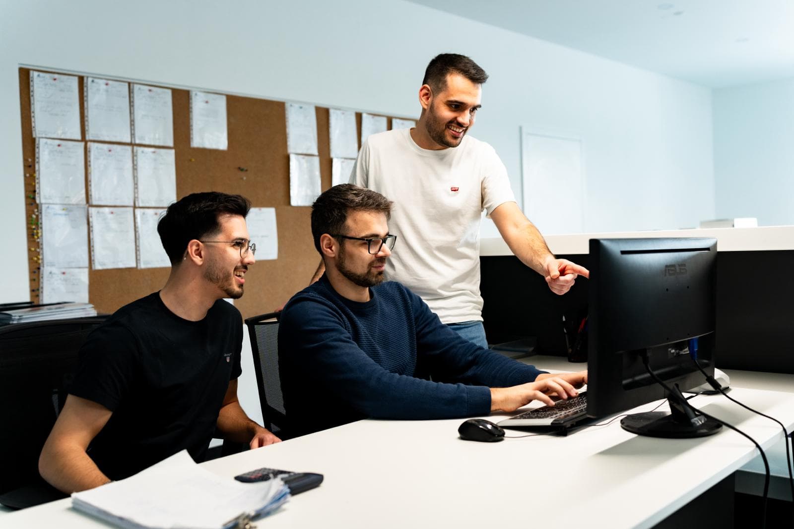 A equipa da GetEasier a trabalhar no escritório